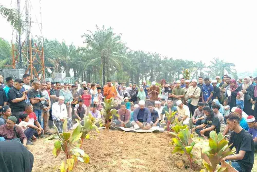 Kesemua empat jenazah dikebumikan dalam satu liang lahad.