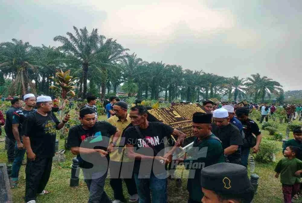 Kesemua empat jenazah kanak-kanak yang maut dalam insiden ambil bola dalam longkang dikebumikan dalam satu liang lahad.