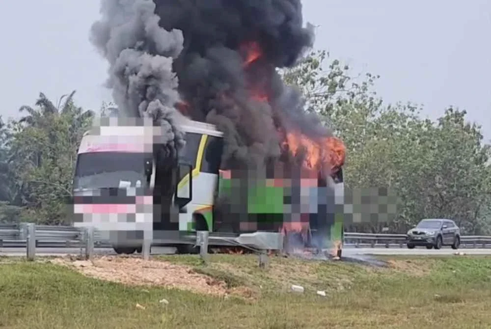 Bas terbakar ketika sedang bergerak di KM137 Lebuhraya PLUS arah utara, Yong Peng, namun 14 penumpang dan seorang pemandu berjaya keluar menyelamatkan diri. - Foto tular