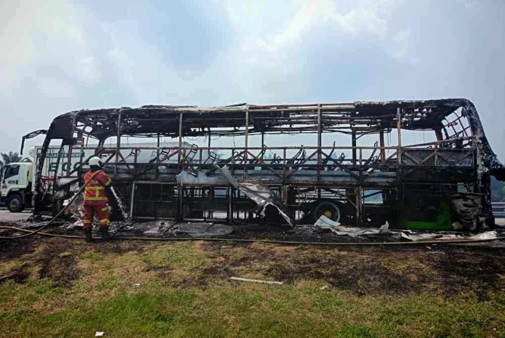 Sebuah bas terbakar ketika sedang bergerak di KM137 Lebuhraya PLUS arah utara, Yong Peng, Batu Pahat. - Foto JBPM Johor
