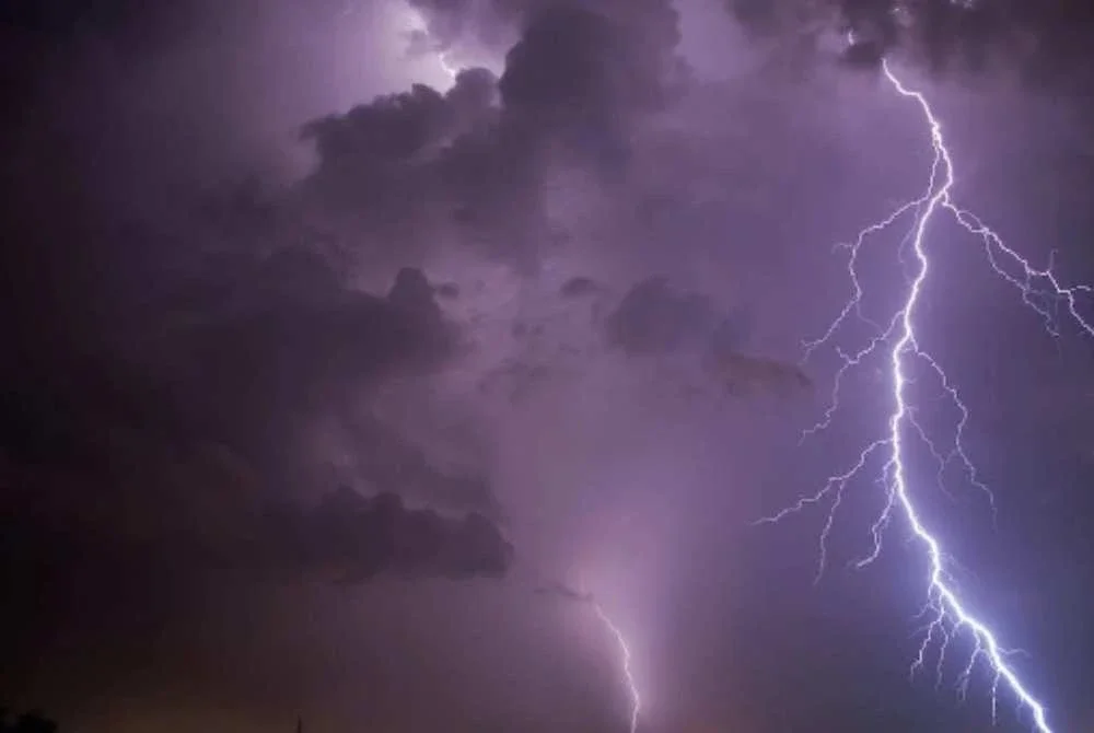 MetMalaysia mengeluarkan amaran ribut petir, hujan lebat dan angin kencang di Kuala Lumpur dan sembilan negeri hingga 9 malam ini - Gambar hiasan