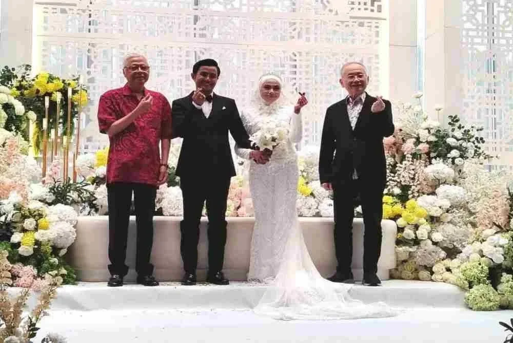 Ismail Sabri dan Ka Siong bergambar bersama pengantin.