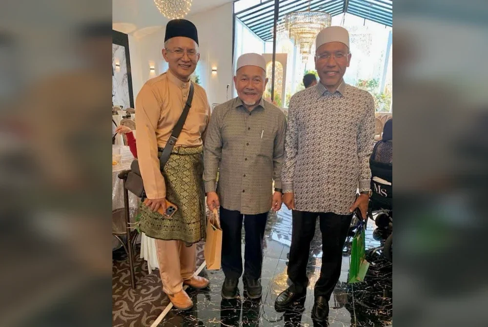 Bapa pengantin, Dr Kamarul (kiri) bersama Tuan Ibrahim dan Idris yang turut hadir dalam majlis tersebut.