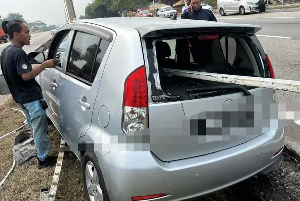 Kereta dipandu mangsa terbabas sebelum melanggar besi pengadang yang menembusi kenderaannya. Foto: JBPM Melaka.