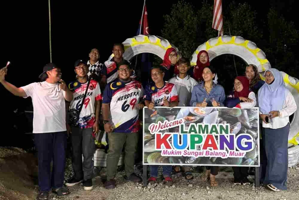 Wayang pacak di tepi jeti, sambil mengimbau sejarah negara.