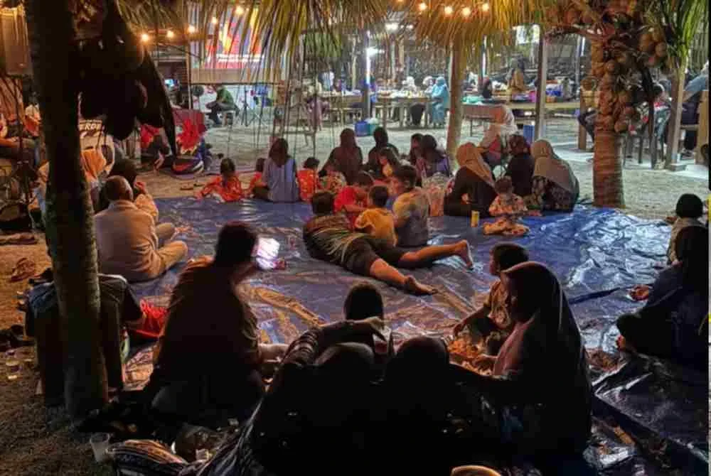 Suasana santai 130 penduduk menikmati tayangan filem Bukit Kepong menerusi program Wayang Pacak di Laman Kupang, Sungai Balang Laut, Muar.