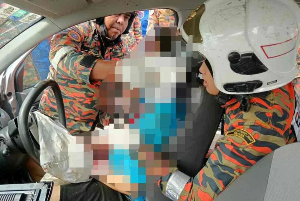 Anggota bomba beri rawatan awal kepada mangsa sebelum menyerahkan kepada pasukan perubatan KKM. Foto: JBPM Melaka.