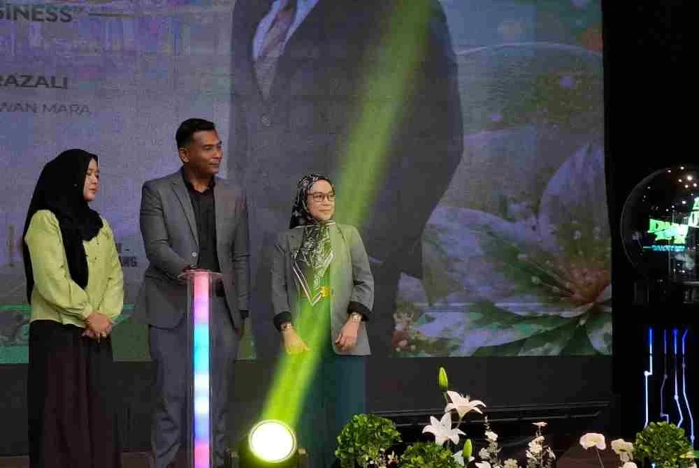 Rizal Affendi (tengah) menyempurnakan gimik perasmian Seminar Beauty in Business 2026 anjuran MARA Perak pada Selasa.