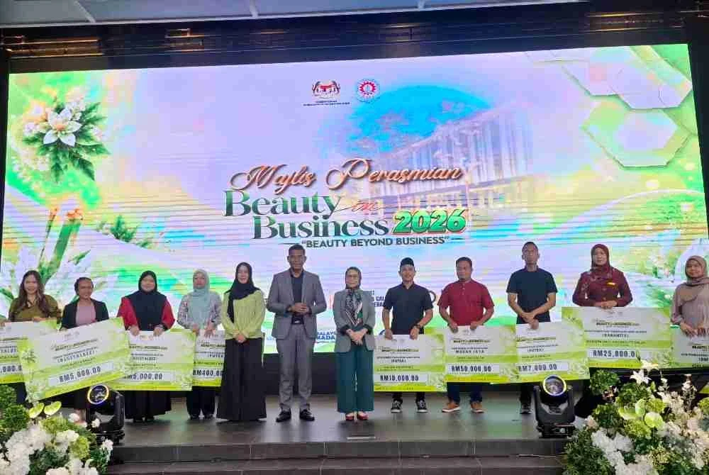Turut disampaikan Pembiayaan Perniagaan di bawah skim MARA kepada enam usahawan dan Geran Transformasi Digital kepada tiga usahawan Perak melibatkan jumlah keseluruhan RM532,000.