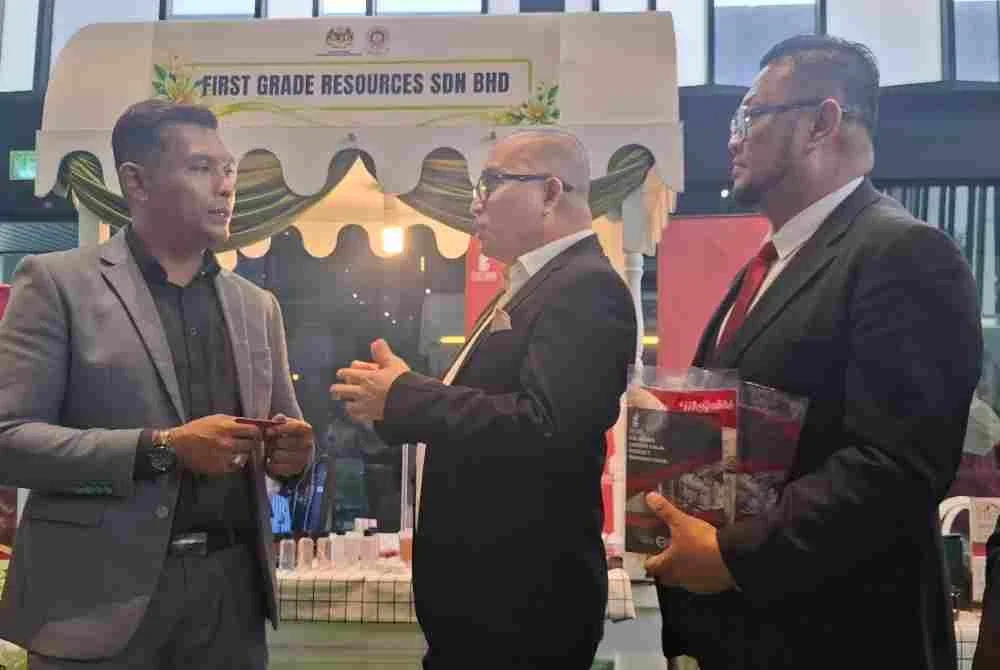 Rizal Affendi (kiri) ketika meninjau ruang pameran dan reruai yang disediakan sempena Seminar Beauty in Business 2026 anjuran MARA Perak pada Selasa.