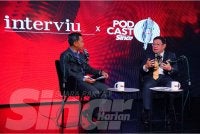 Idzham (kanan) ketika program Interviu X Podcast Sinar Harian bertajuk 'MIHAS ke-22: Mengapa Ia Penting Ketika Ini?' yang dihoskan Haizir di Kompleks Karangkraf. Foto: MOHD HALIM ABDUL WAHID