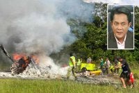 Kesemua mangsa nahas helikopter FDS yang terhempas di STOLport Long Lellang, pedalaman Baram pada Selasa disahkan meninggal dunia. Gambar kecil: Nik Ahmad Huzlan