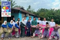 Masselih (tengah) bersama keluarga dan kumpulan zapin Parit Mastar.