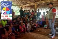 Johari bersama Orang Asli ketika berkhidmat sebagai Pengarah Jakoa berbangga kerana mampu menyumbang kepada komuniti.