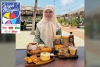 Nur Nadirah menunjukkan antara inovasi yang dilakukan terhadap produk makanan berasaskan nisan kerek atau juga digelar nisang oleh masyarakat Terengganu.