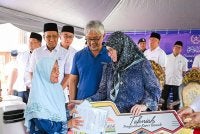 Al-Sultan Abdullah bersama Tunku Azizah berkenan menyerahkan replika kunci kepada salah seorang penerima pada Majlis Pengurniaan Kunci Rumah Ru’RASA Fasa 2 Daerah Kuantan dan Jerantut di sini pada Isnin. Foto: FB Kesultanan Pahang