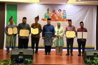 Tuanku Syed Faizuddin Putra Jamalullail (tengah) dan Tuanku Dr Lailatul Shahreen Akashah Khalil (tiga dari kanan) menyaksikan majlis MoU UniMAP dengan Diktilitbang PP Muhammadiyah di Medan pada Isnin. Foto: UNIMAP