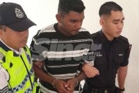 Hari Kumar (tengah) dihadapkan ke Mahkamah Majistret Kota Tinggi pada Selasa atas dua pertuduhan memandu secara melulu dan menyebabkan seorang anggota trafik cedera.
