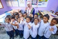 Fadhlina bersama murid-murid SK Bihai. Foto: FB Fadhlina Sidek