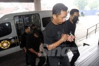 Kedua-dua lelaki berusia lingkungan 30 hingga hingga 40-an itu tiba di mahkamah kira-kira jam 10 pagi dengan diiringi pegawai SPRM.