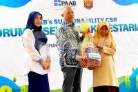 Ir Zulkiflee (tengah) bersama Nik Hasnas @ Nik Hafizah menyampaikan hadiah kepada pelajar terpilih semasa hadir pada Majlis Perasmian CSR Kelestarian PAAB di SKPH, Kota Bharu pada Selasa. Foto /HAZELEN LIANA KAMARUDIN