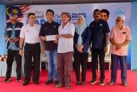Muhammad Faiz (tiga dari kiri) menyampaikan sumbangan kepada penerima bantuan sempena Majlis Ramah Mesra Madani Pengerusi LKIM Bersama Nelayan Perak di Pejabat Penghulu Mukim Matang, di sini pada Selasa.