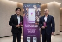 Ketua Pegawai Eksekutif Tomei Digital, Geh Yang Chia (kiri) dan Pengarah Urusan Kumpulan Tomei Consolidated Berhad, Datuk Ng Yih Pyng memperkenalkan dua ciri baharu GoldNow iaitu Gold Savings dan Gold Gifting.