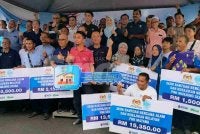 Sebahagian penerima bantuan yang hadir sempena Majlis Ramah Mesra Madani Pengerusi LKIM Bersama Nelayan Perak di Pejabat Penghulu Mukim Matang, pada Selasa.