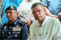 Saifuddin ketika ditemui media selepas mengadakan Ziarah Kasih seorang pelajar cemerlang Sijil Pelajaran Malaysia (SPM) Nurul Arini Abdullah di Kampung Bukit Tembok pada Selasa. Foto Bernama 