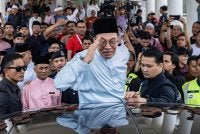 Kerajaan pimpinan Anwar perlu diberikan ruang untuk menyelesaikan agenda yang sedang dilaksanakan, khususnya dalam memperkukuh tatakelola, membanteras rasuah dan salah guna kuasa serta menutup ruang ketirisan dalam sistem pentadbiran negara. Foto fail Bernama
