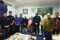 Keluarga Allahyarhamah Dr Ainul Baraah yang diwakili ibu bapanya, Kamaruddin (lima dari kiri) menerima kunjungan daripada MMA di kediaman mereka di Kampung Baung, Pengkalan Chepa, Kota Bharu pada Selasa.