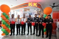 Kee Kan (tiga,kiri) dan Fadil (tengah) ketika pembukaan KK Mart IPK Kuala Lumpur pada Selasa.