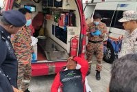  Bot dinaiki tujuh pemancing termasuk tekong yang dilaporkan hilang di perairan Klang pada Ahad dipercayai terbalik selepas dilambung ombak setinggi kira-kira empat meter.