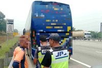 Seorang pemandu sebuah bas ekspres ketika ditahan selepas didapati memandu secara berterusan di lorong paling kanan dalam Ops Kenderaan Perdagangan di Lebuhraya Utara-Selatan di Rawang, pada Selasa.