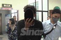 Pesalah syariah (kiri) dan pasangan (belakang) ketika dihadapkan ke Mahkamah Rayuan Syariah di Kuala Terengganu pada Selasa atas kesalahan khalwat kali kedua tahun lalu.