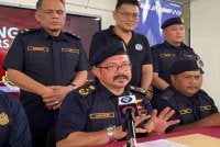 Mohd Misuari (kiri,duduk) pada sidang akhbar selepas Sesi Taklimat dan Demonstrasi Pemasangan SLD di Bogam Corporation Sdn Bhd di Pangkal Kala, Kota Bharu pada Selasa.