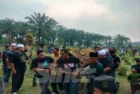 Kesemua empat jenazah kanak-kanak yang maut dalam insiden ambil bola dalam longkang dikebumikan dalam satu liang lahad.