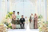 Pasangan pengantin bersama ibu bapa mereka.