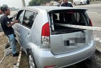 Kereta dipandu mangsa terbabas sebelum melanggar besi pengadang yang menembusi kenderaannya. Foto: JBPM Melaka.