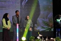 Rizal Affendi (tengah) menyempurnakan gimik perasmian Seminar Beauty in Business 2026 anjuran MARA Perak pada Selasa.