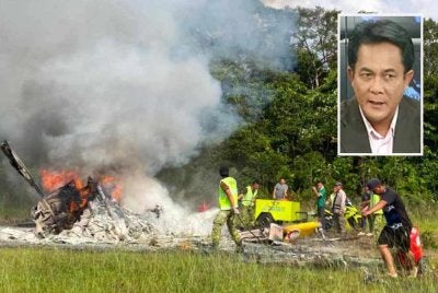 Kesemua mangsa nahas helikopter FDS yang terhempas di STOLport Long Lellang, pedalaman Baram pada Selasa disahkan meninggal dunia. Gambar kecil: Nik Ahmad Huzlan