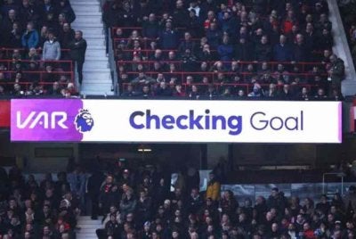 VAR mengesahkan jaringan Haaland dalam aksi derbi Manchester di Old Trafford. Foto Agensi