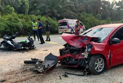 Keadaan di lokasi kemalangan yang meragut nyawa penunggang motosikal berkuasa tinggi di Jalan Mempaga-Sertik, Bentong pada Isnin.