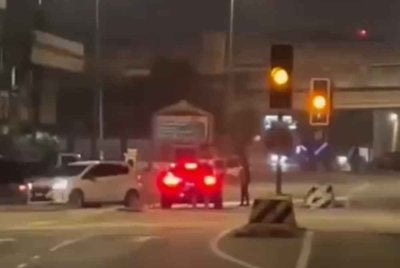 Tangkap layar rakaman video tular memaparkan kegiatan curi kabel di lampu isyarat di Jalan Reko, Kajang pada Isnin. 
