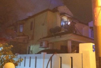 Tiga rumah teres termasuk kediaman milik peguam, Mohamed Haniff Khatri Abdulla di Bandar Country Homes terbakar pada Selasa.