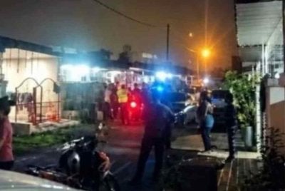 Seorang lelaki dipercayai sempat mandi sebelum mengambil anaknya daripada pengasuh dan menyerahkan kanak-kanak itu kepada kakaknya selepas disyaki menikam isterinya sebanyak 13 kali.
