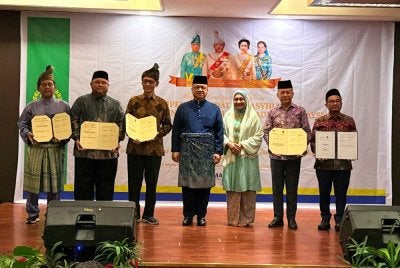 Tuanku Syed Faizuddin Putra Jamalullail (tengah) dan Tuanku Dr Lailatul Shahreen Akashah Khalil (tiga dari kanan) menyaksikan majlis MoU UniMAP dengan Diktilitbang PP Muhammadiyah di Medan pada Isnin. Foto: UNIMAP