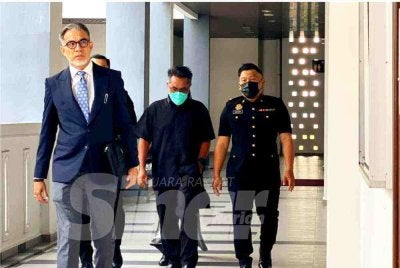Seorang bekas pengurus sebuah syarikat pembinaan (tengah) didakwa di Mahkamah Sesyen Kota Bharu pada Selasa atas pertuduhan melakukan pecah amanah dengan mengutip penalti sebanyak RM14,000 daripada kontraktor melibatkan projek membina dan menyiapkan projek sebuah bangunan komersial setinggi 22 tingkat milik Tabung Haji kira-kira sembilan tahun lalu. Foto:SINAR HARIAN/HAZELEN LIANA KAMARUDIN
