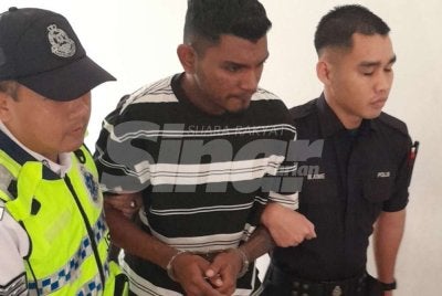 Hari Kumar (tengah) dihadapkan ke Mahkamah Majistret Kota Tinggi pada Selasa atas dua pertuduhan memandu secara melulu dan menyebabkan seorang anggota trafik cedera.