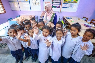 Fadhlina bersama murid-murid SK Bihai. Foto: FB Fadhlina Sidek